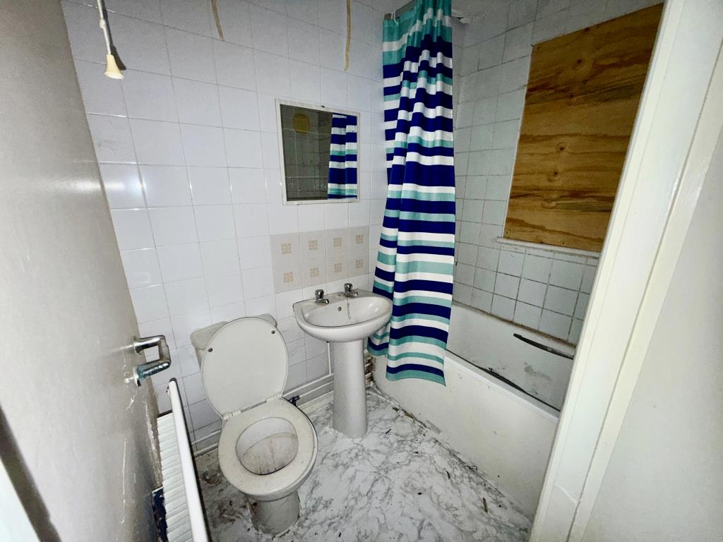 Lot: 158 - TERRACED HOUSE FOR REFURBISHMENT - Bathroom with W.C.